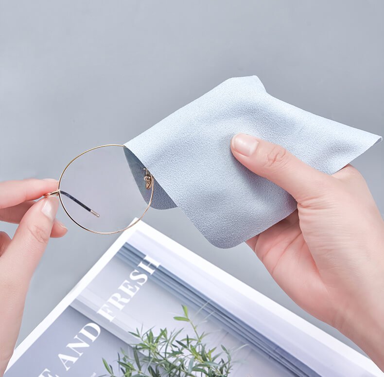 clean the eyeglasses